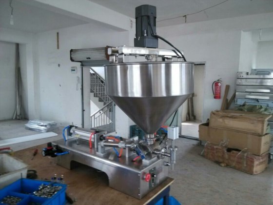 广州工厂半气动单缸活塞式液体或膏体灌装机,化妆品膏霜乳液调味汁灌装机