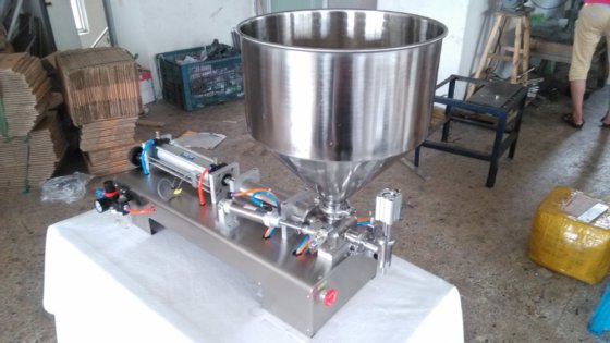 广州工厂半气动单缸活塞式液体或膏体灌装机,化妆品膏霜乳液调味汁灌装机