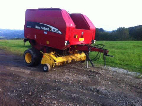 2004 New Holland BR 740