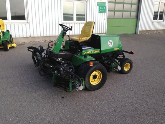 1997 John Deere 3235A in