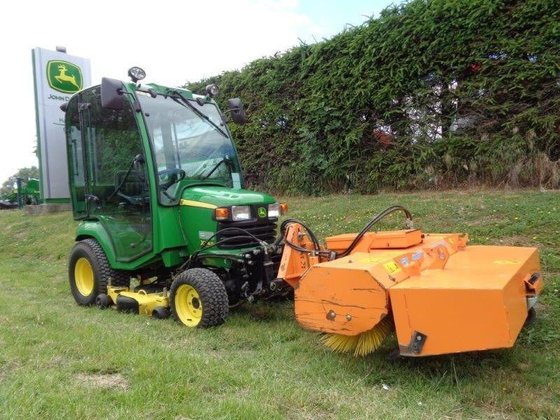 2011 John Deere X 748