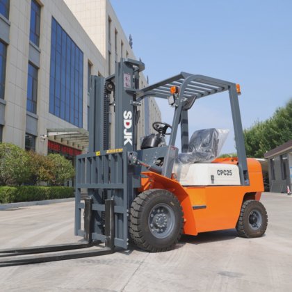中国のディーゼルフォークリフトの製造業者高効率の新しい地形のフォークリフト 3. トンの募集の代理人の携帯用フォークリフトの価格