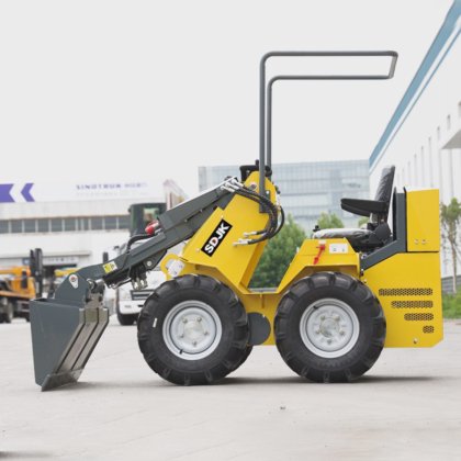 4 輪駆動の無料輸送新型ウォークトラック油圧ミニ 庭用にフロントローダエンジンを搭載したスキッドステアローダ