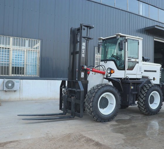 オフロードトラックラフテレインディーゼルロング 4WD フォークリフトの新設計