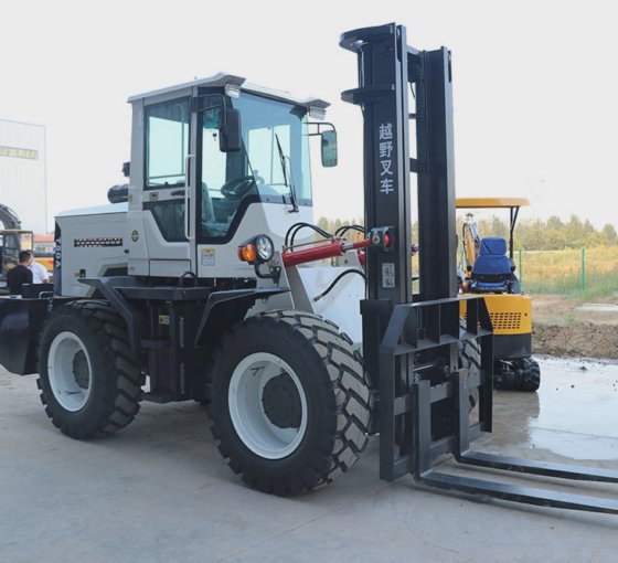 オフロードトラックラフテレインディーゼルロング 4WD フォークリフトの新設計