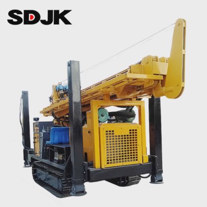 600 m の安価な回転式水井戸掘削リグ