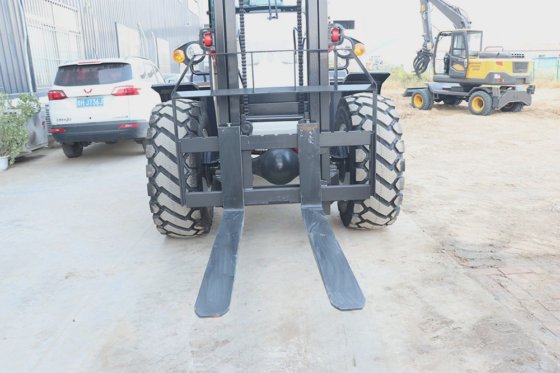 多目的ラフテレインフォークリフト新設計 3 トン - オフロード