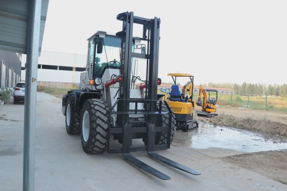 新型 3 トンオフロード / ラフテレインフォークリフト機械式トラックフォーク