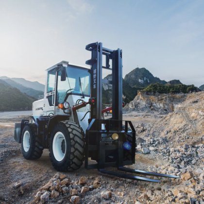 中国のサプライヤ油圧 3 ~ 5 トンのラフテレインフォークリフト販売