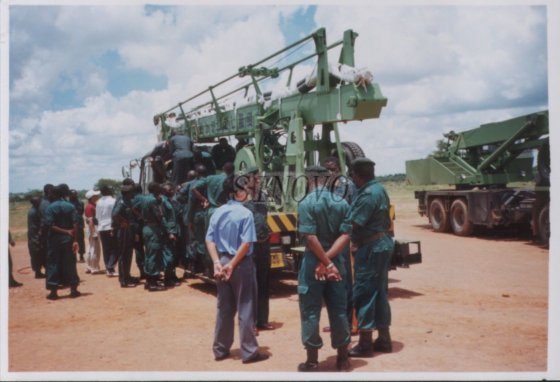 双液压缸水井钻机 SIN1000st，用于钻探水井、安装地下管道