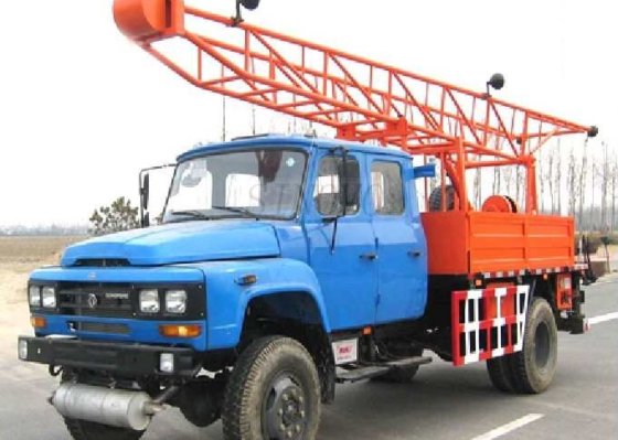 具有液压高自吸附能力 ST100-3G 的移动式钻机,带辅助提升装置