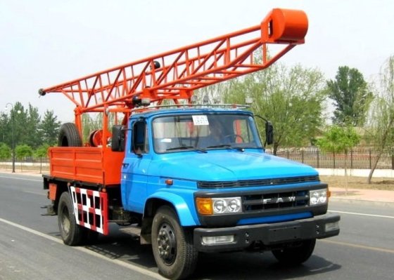 具有液压高自吸附能力 ST100-3G 的移动式钻机,带辅助提升装置