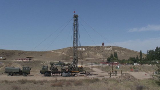 配备双液压缸的车载式水井钻机 SIN250