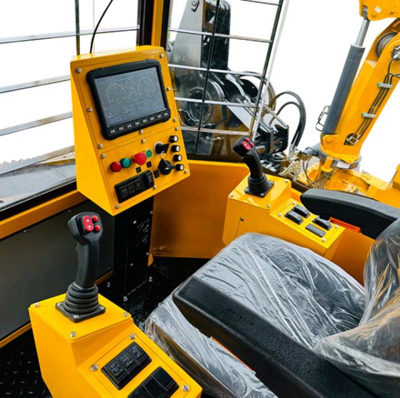 配备康明斯发动机的 SHD135 PLC 控制系统水平定向钻机