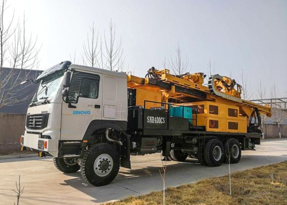 配备柴油发动机的液压水井钻机，安装在履带、拖车或卡车上