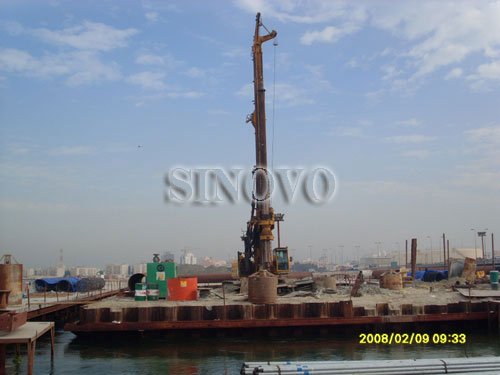 旋挖钻机 TR250W 安装在原 CAT 底座上，配有用于