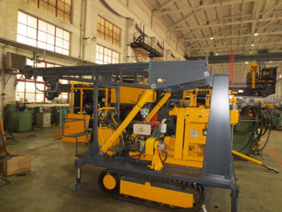 用于勘探、SPT、取样、小型水井的 100 米主轴式便携式岩心钻机
