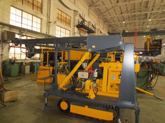 用于勘探、SPT、取样、小型水井的 100 米主轴式便携式岩心钻机