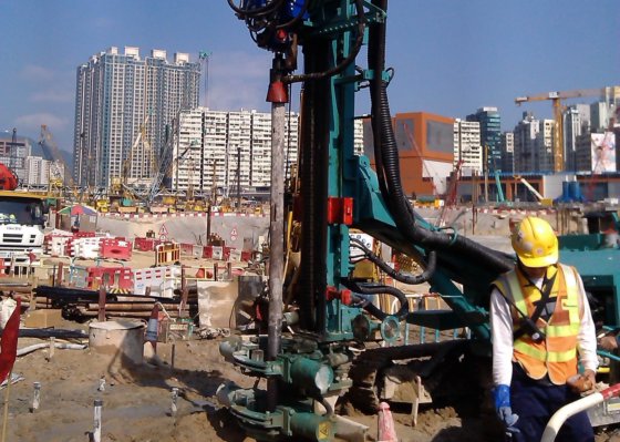 配备康明斯柴油发动机的多功能液压履带钻机