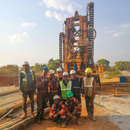 SNR800C 800 米深度履带式水井钻机，用于监测井，配有空气压缩机或泥浆泵