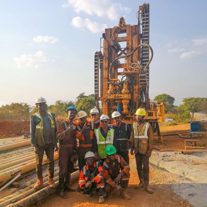 SNR800C 800 米深度履带式水井钻机，用于监测井，配有空气压缩机或泥浆泵
