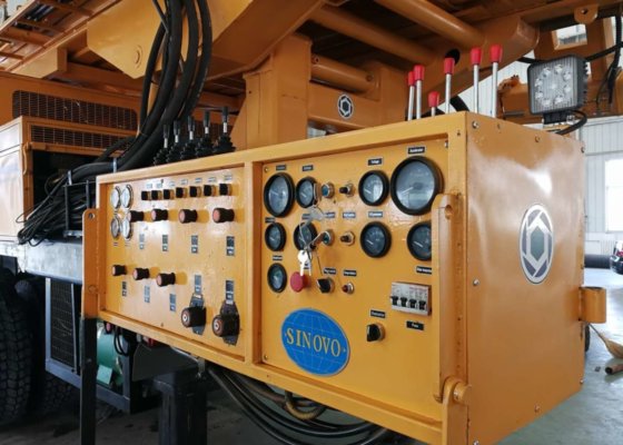 液压水井钻机最大钻井深度 600 米，配备空气压缩机或泥浆泵