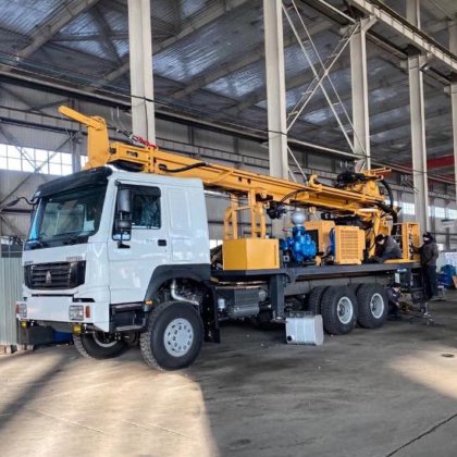 液压水井钻机最大钻井深度 600 米，配备空气压缩机或泥浆泵