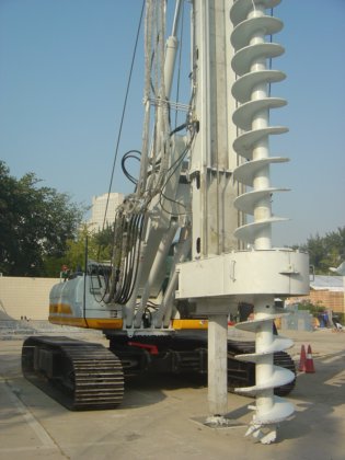 安装在卡特彼勒底座上的 CFA 旋挖钻机，配有下拉绞车系统
