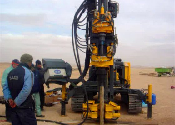 配备高转速连杆拧松系统的 SM300 型液压履带钻机