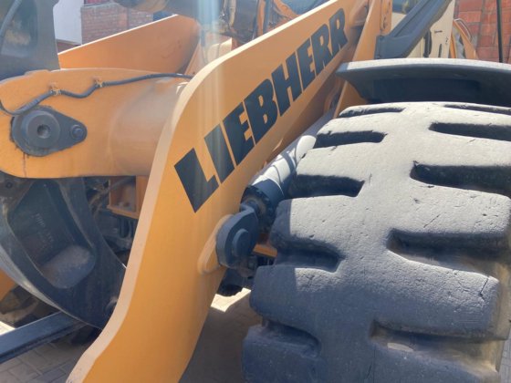 2014 Liebherr L566