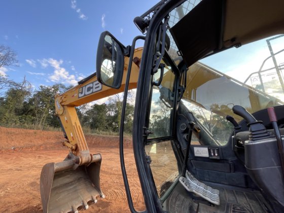 2019 JCB JS220 LC