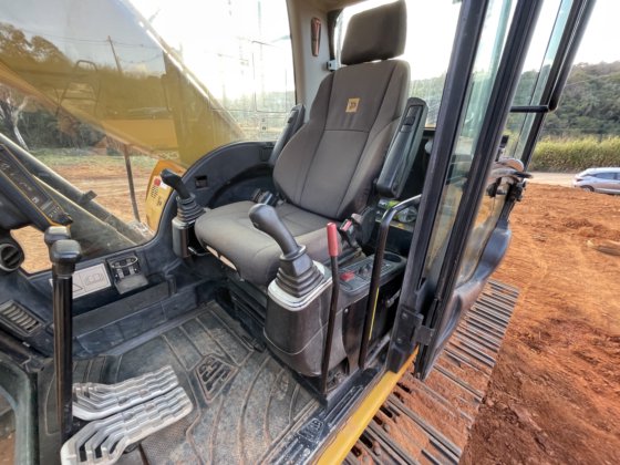 2019 JCB JS220 LC