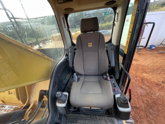 2019 JCB JS220 LC