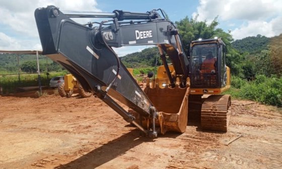 2021 John Deere 210G LC