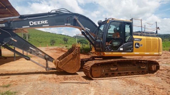 2021 John Deere 210G LC