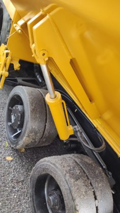 2011 Caterpillar AP300