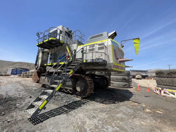 2022 Liebherr R9200