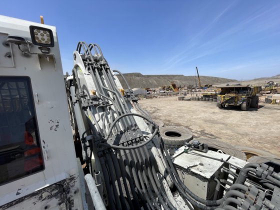 2022 Liebherr R9200