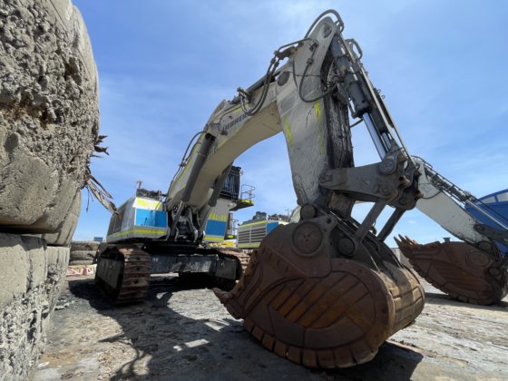 2022 Liebherr R9200