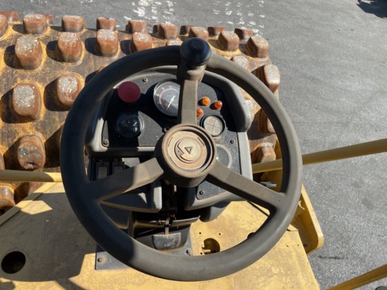 2010 Caterpillar CP533E