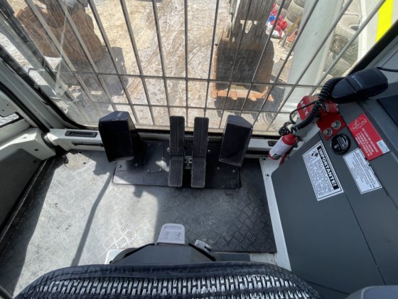 2022 Liebherr R9200