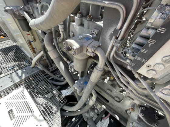 2022 Liebherr R9200