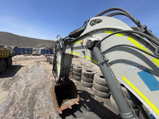 2022 Liebherr R9200
