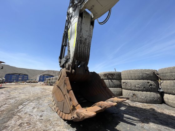 2022 Liebherr R9200