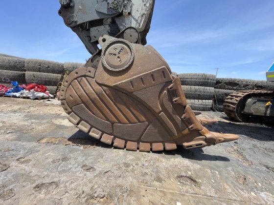 2022 Liebherr R9200