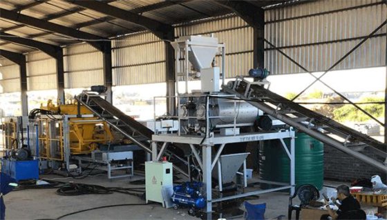 レンガ作りにおける二軸コンクリートミキサー