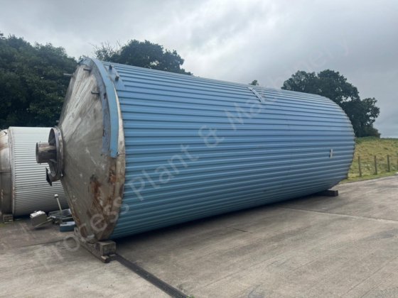 90,000 升不锈钢保温包覆液体储存筒仓