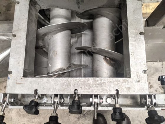 2,500Lステンレス製ツインスクリューフィーダー