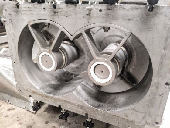 2,500Lステンレス製ツインスクリューフィーダー