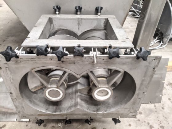 2,500Lステンレス製ツインスクリューフィーダー